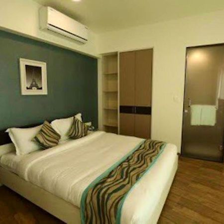 7 Star Weekend Studio At Rajhans Belliza By Global Hospitality Сурат Екстер'єр фото