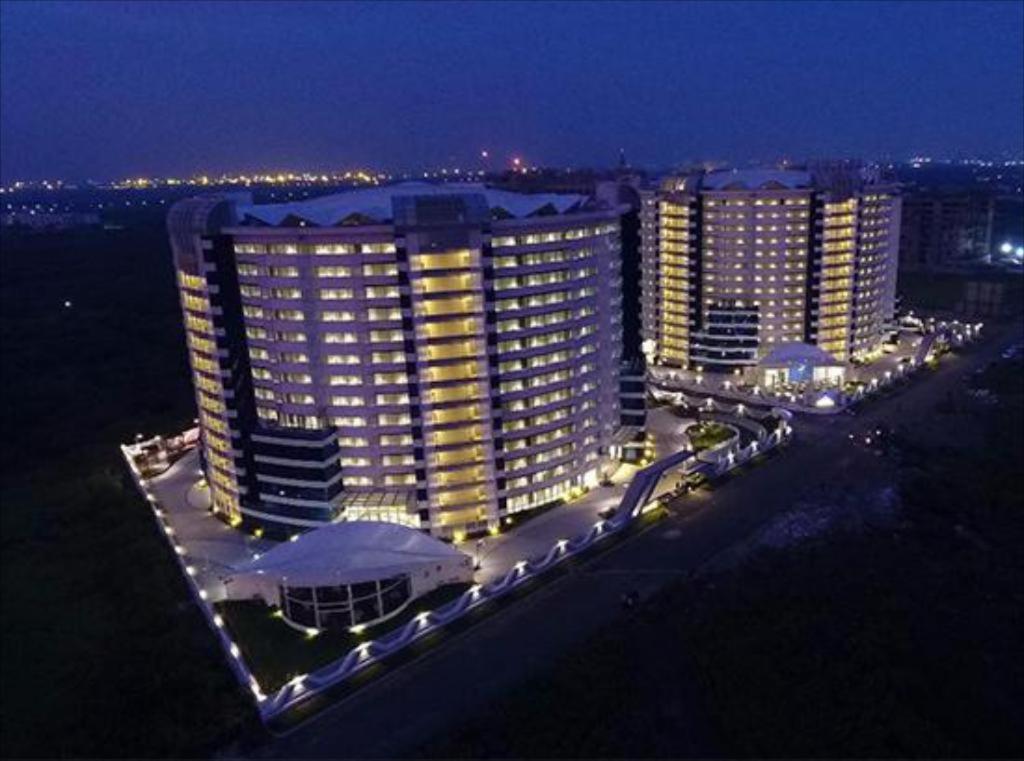 7 Star Weekend Studio At Rajhans Belliza By Global Hospitality Сурат Екстер'єр фото
