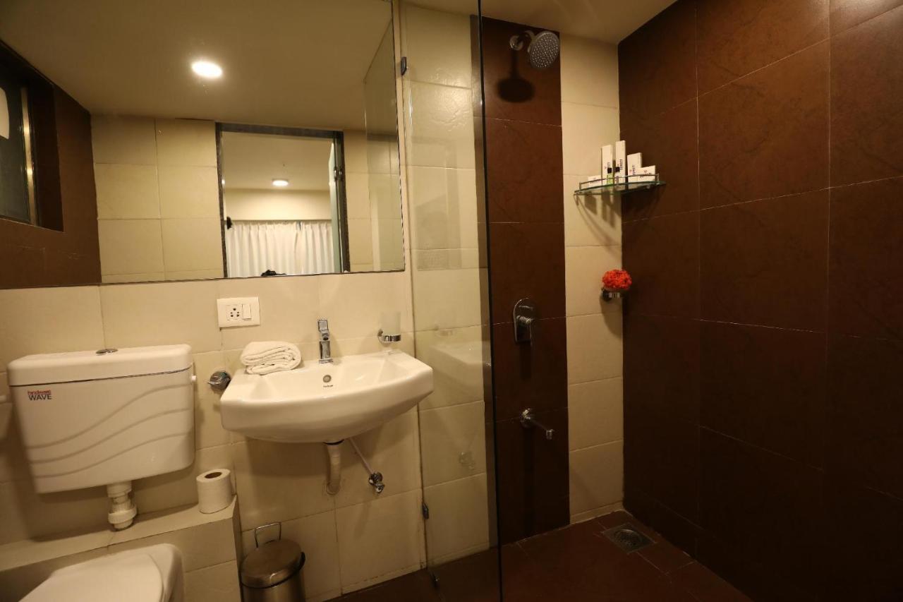 7 Star Weekend Studio At Rajhans Belliza By Global Hospitality Сурат Екстер'єр фото