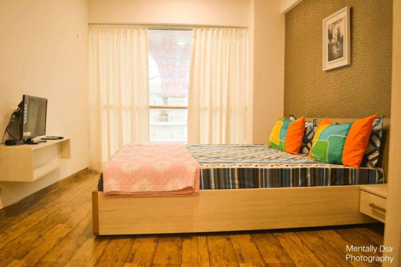 7 Star Weekend Studio At Rajhans Belliza By Global Hospitality Сурат Екстер'єр фото