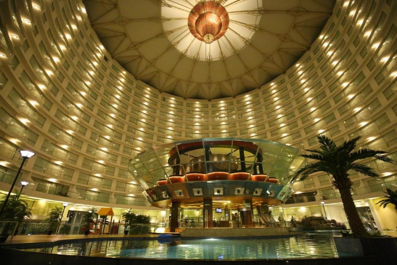 7 Star Weekend Studio At Rajhans Belliza By Global Hospitality Сурат Екстер'єр фото